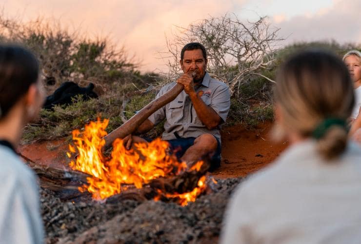 Auf einer Nachtsafari mit Wula Gura Nyinda Eco Cultural Adventures sorgt das Didgeridoo für Gänsehaut © Tourism Australia